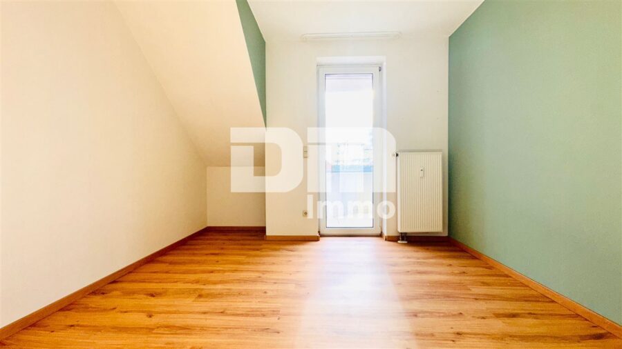 Schöne Dachgeschosswohnung mit umfangreicher Ausstattung, zwei Balkonen und Stellplatz - Schlafzimmer / Kinderzimmer / Zugang Balkon 1